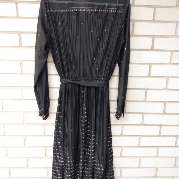 Elegant Black Midi Dress - Picture 12 of 16